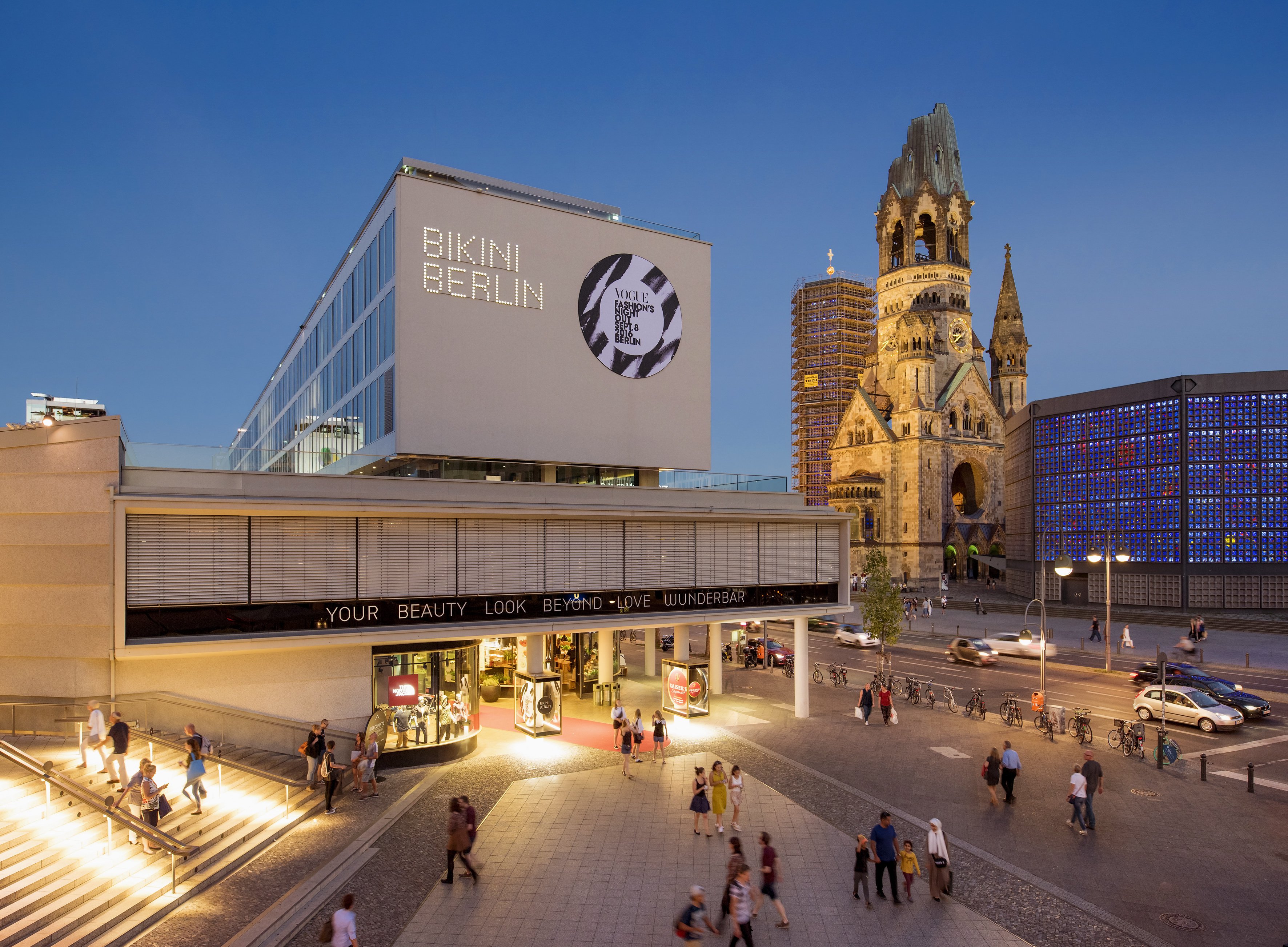 bikini_berlin_blaue_stunde_mit_blick_auf_die_gedaechtniskirche.jpg